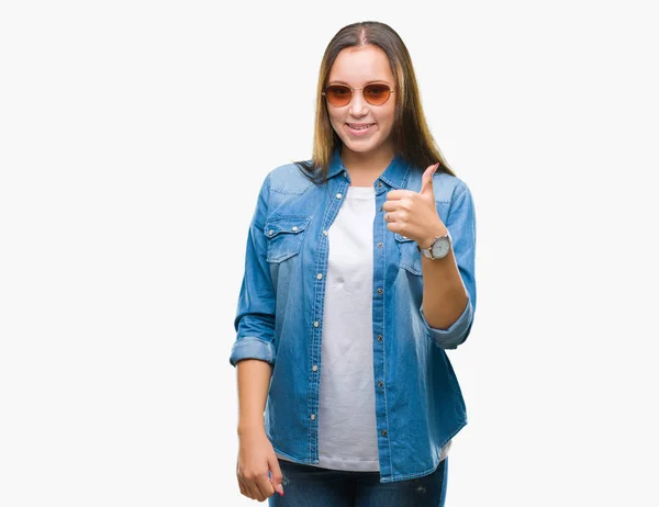 Joven Hermosa Mujer Caucásica Con Gafas Sol Sobre Fondo Aislado —  Fotos de Stock