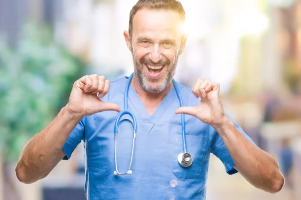 Orta Yaş Ağarmış Kıdemli Doktor Adam Yüzünde Gülümseme Ile Kendinden — Stok fotoğraf