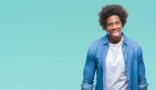 非裔美国男子在孤立的背景下伸出舌头高兴的滑稽的表情 情感概念 — 图库照片