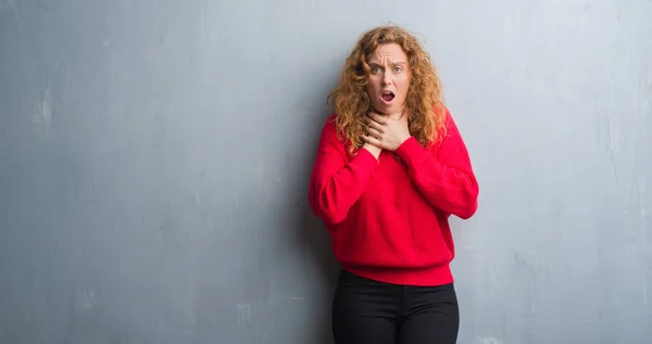 Young Redhead Woman Grey Grunge Wall Wearing Red Sweater Shouting — Stock Photo, Image