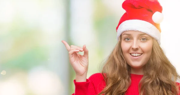 Jonge Blonde Vrouw Met Kerstman Hoed Erg Blij Met Hand — Stockfoto