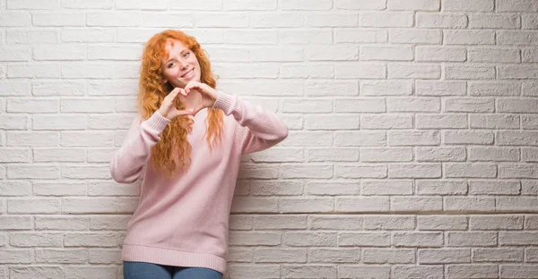 Mulher Ruiva Jovem Sobre Parede Tijolo Sorrindo Amor Mostrando Símbolo — Fotografia de Stock