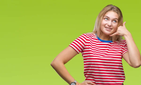 Giovane Donna Caucasica Sfondo Isolato Sorridente Facendo Gesto Telefonico Con — Foto Stock