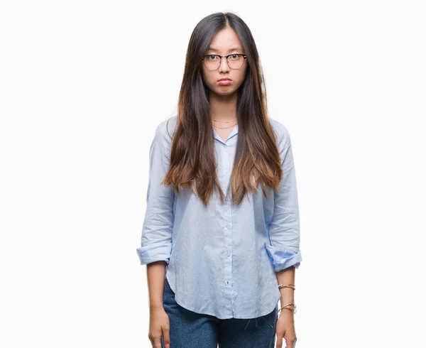 年轻的亚洲商界女性戴着眼镜在与世隔绝的背景下郁闷不安 哭着生气和害怕 悲伤的表情 — 图库照片