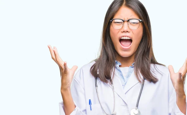 Jovem Asiático Médico Mulher Sobre Isolado Fundo Louco Louco Gritando — Fotografia de Stock