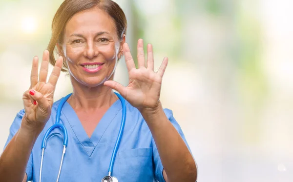 孤立した背景表示と指で上向きに中年看護師が先輩医師女性数 自信を持って 幸せな笑みを浮かべて — ストック写真