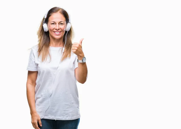 Medelåldern Spansktalande Kvinna Musiklyssnande Bär Hörlurar Över Isolerade Bakgrund Leende — Stockfoto