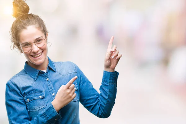 Mooie Jonge Brunette Krullend Haar Meisje Met Bril Geïsoleerde Achtergrond — Stockfoto