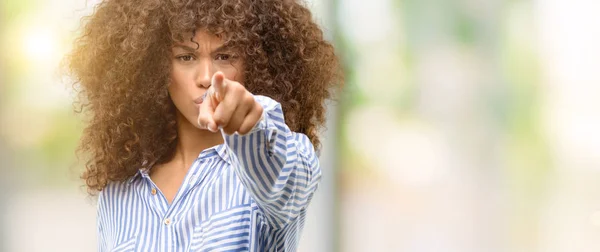 African American Vrouw Het Dragen Van Een Shirt Van Strepen — Stockfoto