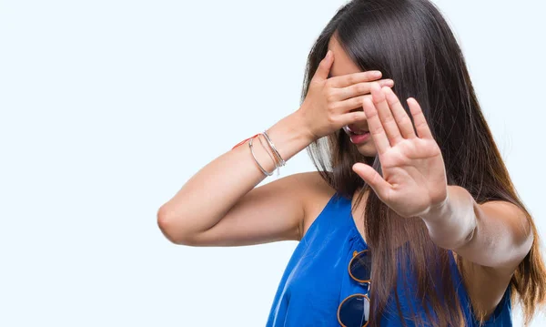 Junge Asiatische Frau Über Isoliertem Hintergrund Die Augen Mit Händen — Stockfoto