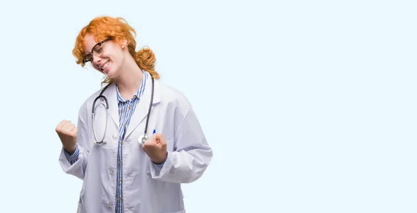 Giovane Donna Rossa Indossa Uniforme Medico Molto Felice Eccitato Facendo — Foto Stock