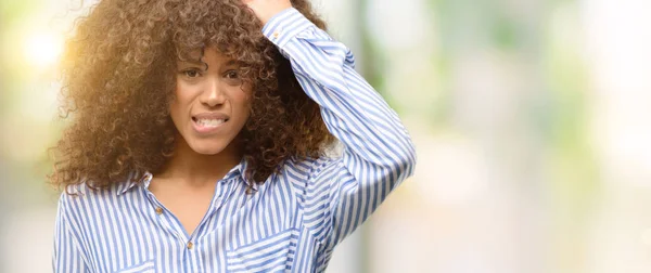 Mujer Afroamericana Vistiendo Una Camisa Rayas Estresada Con Mano Cabeza — Foto de Stock