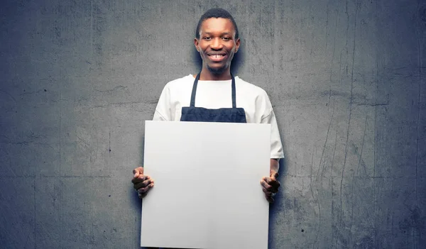 Afrikansk Man Handla Ägare Iklädd Förkläde Innehav Tom Reklam Banner — Stockfoto