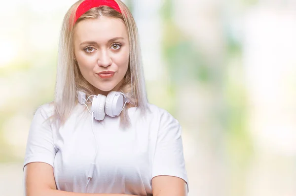 Mujer Rubia Joven Con Auriculares Escuchando Música Sobre Fondo Aislado —  Fotos de Stock