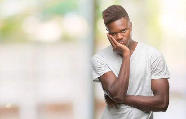 Молодий Афроамериканець Людиною Над Ізольованих Фон Мислення Дивлячись Втомився Нудно — стокове фото