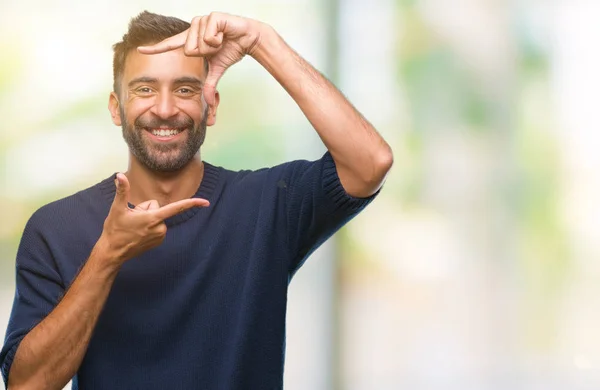 Hombre Hispano Adulto Sobre Fondo Aislado Sonriendo Haciendo Marco Con — Foto de Stock