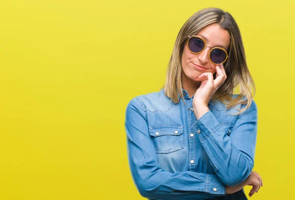 Jovem Bela Mulher Usando Óculos Sol Sobre Fundo Isolado Pensando — Fotografia de Stock