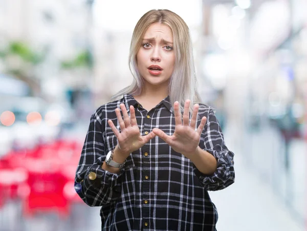 年轻的金发女人在孤立的背景下害怕和恐惧的表情用手停止手势 在震惊中大叫 恐慌概念 — 图库照片