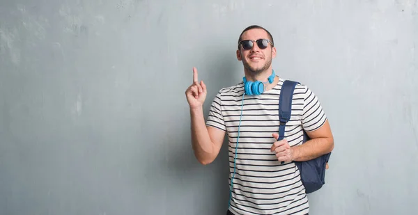 Joven Estudiante Caucásico Sobre Pared Gris Grunge Usando Auriculares Mochila —  Fotos de Stock