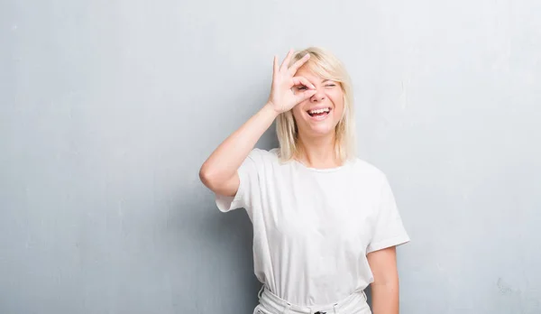 Adult Caucasian Woman Grunge Grey Wall Doing Gesture Hand Smiling — Stock Photo, Image