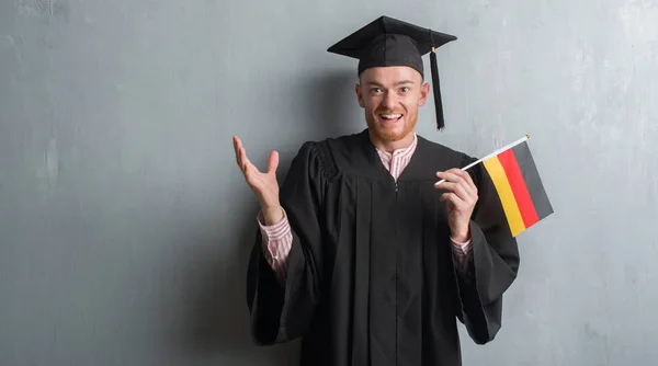 Człowiek Młody Rude Szary Mur Sobie Absolwent Uniform Gospodarstwa Niemcy — Zdjęcie stockowe