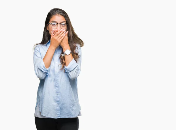 Junge Schöne Arabische Frau Mit Brille Über Isoliertem Hintergrund Schockiert — Stockfoto