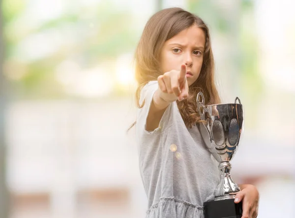 Morena Chica Hispana Sosteniendo Trofeo Señalando Con Dedo Cámara Signo —  Fotos de Stock