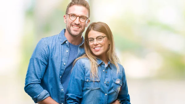 Pareja Joven Enamorada Usando Gafas Sobre Fondo Aislado Con Una —  Fotos de Stock