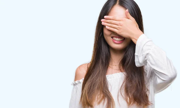 Genç Asyalı Kadın Gülümsüyor Gözleri Için Sürpriz Kapsayan Yüz Ile — Stok fotoğraf