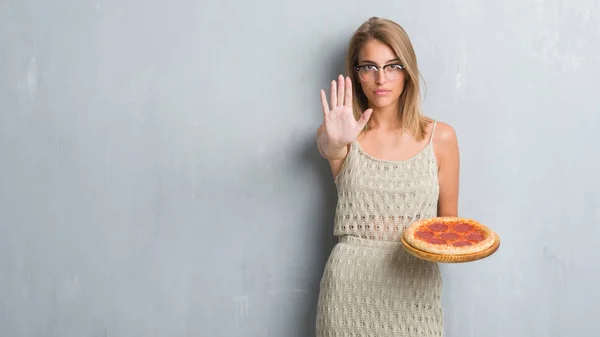 Mulher Bonita Sobre Grunge Parede Cinza Comer Pizza Pepperoni Com — Fotografia de Stock