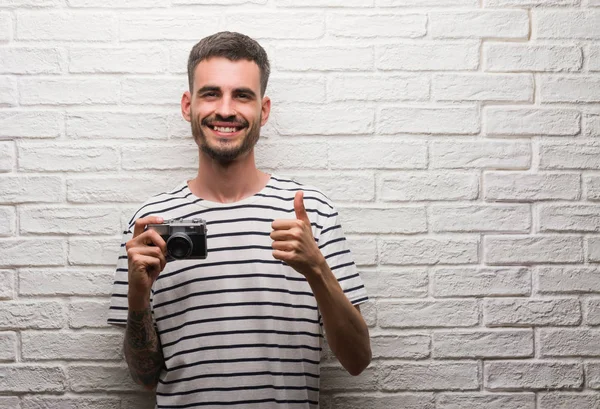 Joven Sosteniendo Cámara Vintage Pie Sobre Pared Ladrillo Blanco Feliz — Foto de Stock