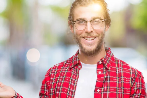 Jovem Homem Bonito Com Cabelos Longos Vestindo Óculos Sobre Fundo — Fotografia de Stock