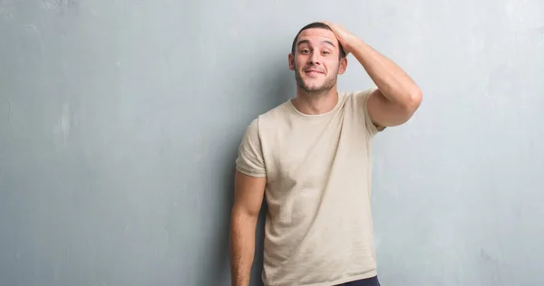 Joven Hombre Caucásico Sobre Pared Gris Grunge Estresado Con Mano — Foto de Stock