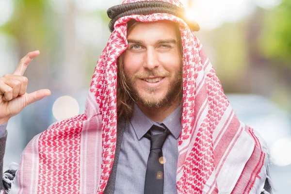 Mladý Pohledný Arabský Muž Dlouhými Vlasy Nosí Palestinou Usmívá Izolovaná — Stock fotografie