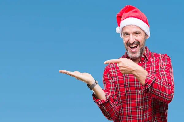 노인의 놀라게 손으로 손가락으로 가리키는 카메라에 크리스마스 모자를 — 스톡 사진