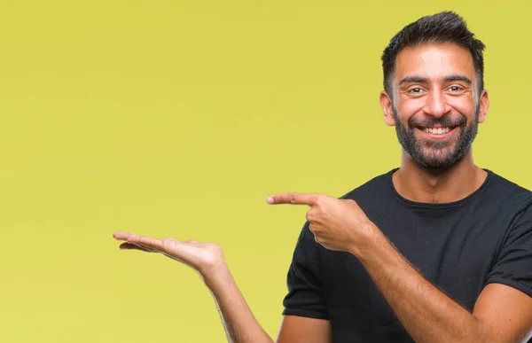 Hispánský Muže Izolované Pozadí Ohromil Usmívá Kameru Při Prezentaci Ruku — Stock fotografie