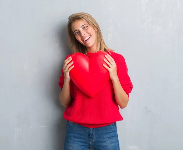 Schöne Junge Frau Über Grunge Grauer Wand Mit Rotem Herz — Stockfoto