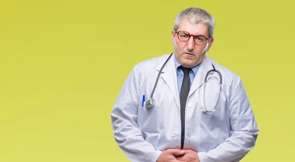 Hombre Guapo Médico Senior Sobre Fondo Aislado Con Mano Estómago — Foto de Stock