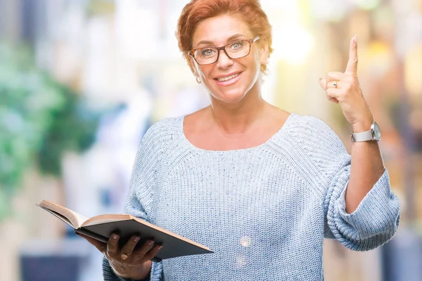 Senior Caucasian Woman Reading Book Isolated Background Surprised Idea Question — Stock Photo, Image