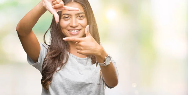 Mujer Árabe Hermosa Joven Sobre Fondo Aislado Sonriendo Haciendo Marco —  Fotos de Stock