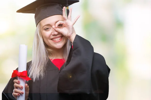 Mujer Rubia Joven Con Uniforme Graduado Sosteniendo Grado Sobre Fondo — Foto de Stock