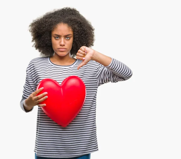 Jovem Afro Americana Segurando Coração Vermelho Amor Sobre Fundo Isolado — Fotografia de Stock