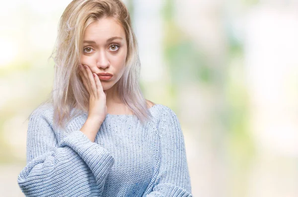 Mujer Rubia Joven Con Suéter Invierno Sobre Fondo Aislado Pensando — Foto de Stock