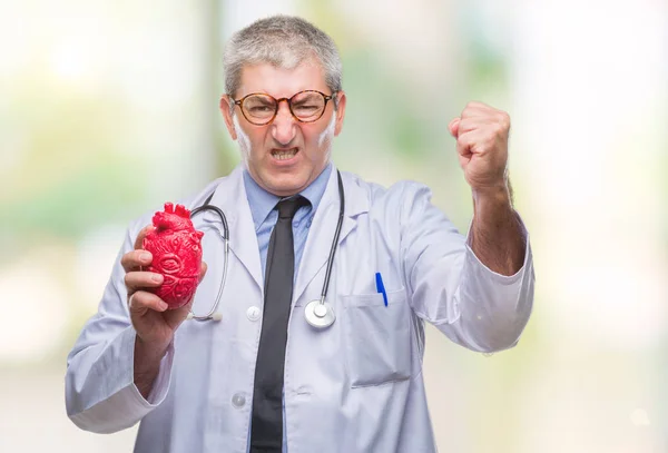 Przystojny Senior Kardiolog Lekarz Człowieka Posiadającego Serce Białym Tle Zirytowany — Zdjęcie stockowe