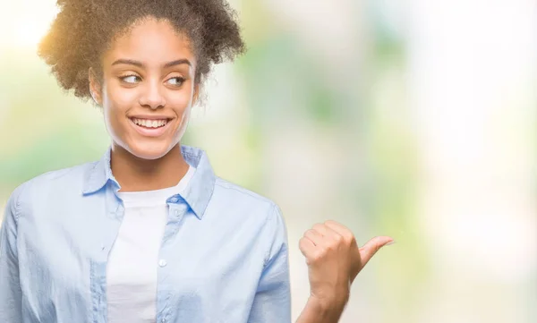 Joven Mujer Afroamericana Sobre Fondo Aislado Sonriendo Con Cara Feliz —  Fotos de Stock