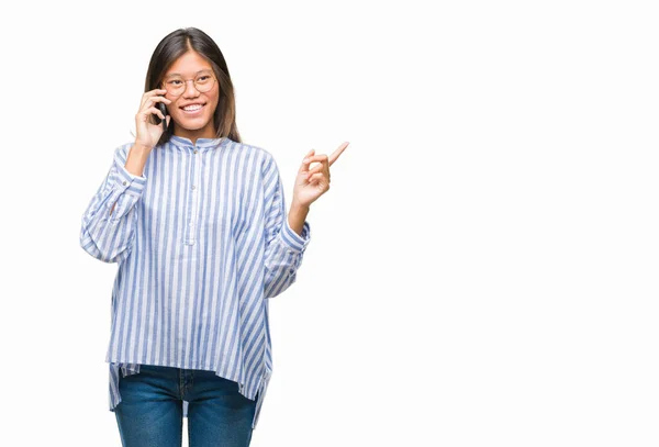 年轻的亚洲妇女在电话结束隔绝的背景非常愉快指向用手和手指到边 — 图库照片
