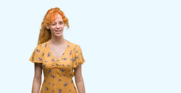 Genç Kızıl Saçlı Kadın Seksi Bir Ifadeyle Neşeli Mutlu Yüzünü — Stok fotoğraf