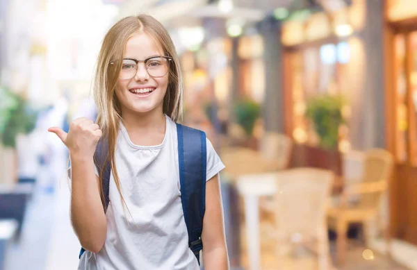 Jovem Menina Estudante Inteligente Bonita Usando Mochila Sobre Fundo Isolado — Fotografia de Stock