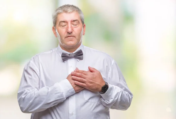 Gutaussehender Älterer Mann Mit Fliege Über Isoliertem Hintergrund Lächelnd Mit — Stockfoto