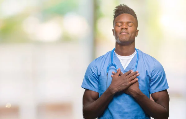 Jovem Médico Afro Americano Sobre Fundo Isolado Vestindo Uniforme Cirurgião — Fotografia de Stock